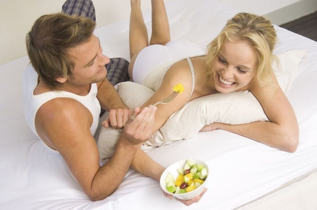 žena i muškarac jedu salatu za potenciju